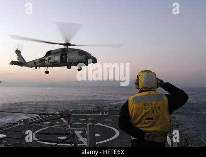 070130-N-4649C-076 Sagami-Wan, Giappone (GEN. 30, 2007) - di Boatswain Mate 2a classe Albert Sebastian cancella un SH-60 elicottero assegnato all'elicottero Anti-Submarine Squadron luce cinque uno (HSL-51), come si decolla da Arleigh Burke-class missile destroyer USS Stethem (DDG 63) durante il ponte di qualifiche di atterraggio. Stati Uniti Foto di Marina di Massa lo specialista di comunicazione 2a classe Chantel M. Clayton (rilasciato) Navy US 070130-N-4649C-076 di Boatswain Mate 2a classe Albert Sebastian cancella un SH-60 elicottero assegnato all'elicottero Anti-Submarine Squadron luce cinque uno (HSL-51), come si decolla da Foto Stock