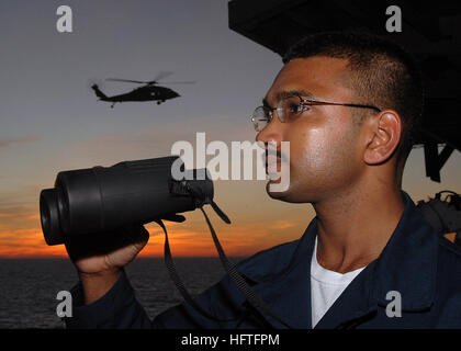 070216-N-5567K-029 Oceano Pacifico (feb. 16, 2007) - marinaio Naresh Annand, da New York, sorge a poppa lookout guarda sul fiocco di USS Bonhomme Richard (LHD 6) come un MH-60S Seahawk elicottero approcci. Il multi-purpose Amphibious Assault nave e Expeditionary Strike gruppo Cinque sono attualmente al largo della costa della California del sud che partecipano a COMPTUEX in preparazione per una prossima distribuzione. Stati Uniti Foto di Marina di Massa lo specialista di comunicazione di terza classe Matteo J. Kuhlman (rilasciato) Navy US 070216-N-5567K-029 marinaio Naresh Annand, da New York, sorge a poppa lookout guarda sul fiocco di noi Foto Stock