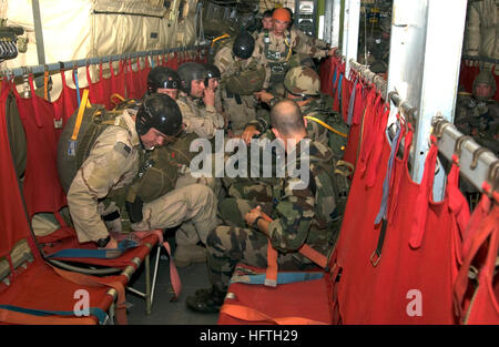 070308-N-3884F-040 CAMP LEMONIER, Gibuti (8 marzo 2007) - Membri dalla Legione Straniera francese e servizi degli Stati Uniti di stanza a Camp Lemonier preparare per passare da un piano mentre la formazione sulla familiarizzazione di attrezzature e tecniche di paracadutismo. Combined Joint Task Force-Horn AfricaÕs della missione è quello di prevenire i conflitti e promuovere la stabilità regionale e di proteggere gli interessi della coalizione al fine di prevalere contro l'estremismo. Stati Uniti Foto di Marina di Massa Specialista comunicazione Chief Philip A. Fortnam (rilasciato) Navy US 070308-N-3884F-040 membri dalla Legione Straniera francese e servizi degli Stati Uniti di stanza a Foto Stock