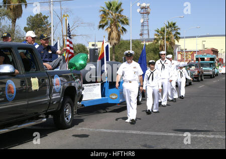 070317-N-5324D-002 Tucson, in Arizona (17 marzo 2007) - Marinai da Los Angeles-classe attacco rapido sommergibile USS Tucson (SSN 770) e la Marina Centro Supporto Operativo Tucson prendere parte all'annuale per il giorno di San Patrizio Parade. I marinai sono stati presenti per festeggiamenti congruenti con Marina di Tucson settimana. La settimana è uno dei 26 Navy settimane previsto attraverso l'America nel 2007. Settimana della marina è progettata per mostrare agli americani gli investimenti che hanno fatto nel loro marina e aumentare la consapevolezza in città che non hanno una significativa presenza della Marina. Stati Uniti Foto di Marina di Massa lo specialista di comunicazione 1a classe Janine Deneault Foto Stock