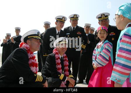 070322-N-3659B-034 Busan, Corea del Sud (22 marzo 2007) - USS Ronald Reagan CVN (76) comandante, cap. Terry B. Kraft e comandante Carrier Strike gruppo (CCSG) 7, posteriore Adm. Charles Martoglio accettare leis da local area bambini dopo l'ormeggio in Busan. Reagan è condurre una porta programmata visita in Busan in combinato disposto con l'esercizio Reception, staging, movimento di andata e di integrazione/puledro Eagle (RSOI/FE) 2007. Stati Uniti Foto di Marina di Massa Communications Specialist Joseph M. Buliavac (rilasciato) Navy US 070322-N-3659B-034 USS Ronald Reagan CVN (76) comandante, cap. Terry B. Kraft e Foto Stock