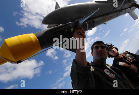 070330-N-5345W-009 OCEANO ATLANTICO (30 marzo 2007) - Lt. Mike Gallieri, un aviatore Navale assegnato al 'infuriano i tori' di Strike Fighter Squadron (VFA) 37, ispeziona un AIM-9M missile Sidewinder montato sulla sua F/A-18C Hornet con il suo piano capitano a bordo Nimitz-class portaerei USS Harry Truman (CVN 75). Truman è in corso su misura di conduzione della nave la disponibilità di formazione, lo standard utilizzato per valutare una nave è pronta per la distribuzione. Stati Uniti Foto di Marina di Massa lo specialista di comunicazione di terza classe Kristopher Wilson (rilasciato) Navy US 070330-N-5345W-009 Lt. Mike Gallieri, un aviatore Navale come Foto Stock