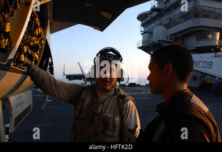 070402-N-3659B-136 sul Mare del Sud della Cina (2 aprile 2007) - Aviation Electronics Tecnico 2a classe Christopher Scott spiega alcuni aerei sulle procedure di ispezione necessarie per aviazione del macchinista Mate Airman Michael Baluyut sul ponte di volo di Nimitz-class portaerei USS Ronald Reagan (CVN 76). Scott e Baluyut sono entrambi assegnati alla " Fighting Redcocks' di Strike Fighter Squadron (VFA) 22. Ronald Reagan Carrier Strike gruppo e avviato Carrier aria Wing quattordici (CVW-14) sono in corso a sostegno delle operazioni nel Pacifico occidentale. Stati Uniti Foto di Marina di Massa lo specialista di comunicazione 2a classe Josep Foto Stock