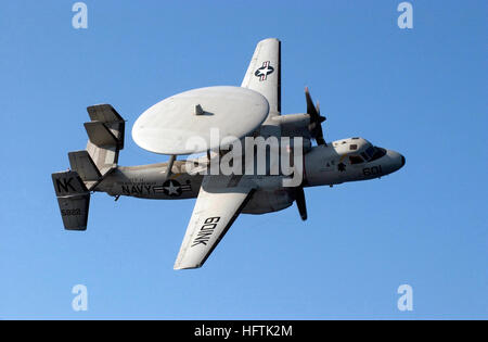 070403-N-9712C-178 sul Mare del Sud della Cina (3 aprile 2007) - Una E-2C Hawkeye, dal "Aquile nere" di Airborne Early Warning Squadron (VAW) 113, esegue un volo sopra il ponte di volo della USS Ronald Reagan (CVN 76) durante un aria di dimostrazione di potenza. Carrier aria Wing (CVW) 14 eseguita l'aria dimostrazione di potenza dotato di una mostra da tutte le otto di aria l'ala di squadroni. Ronald Reagan Carrier Strike gruppo è in corso a sostegno delle operazioni nel Pacifico occidentale. Stati Uniti Foto di Marina di Massa lo specialista di comunicazione 2a classe John P. Curtis (rilasciato) Navy US 070403-N-9712C-178 Un E-2C Hawkeye, Foto Stock