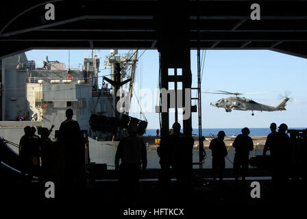 070406-N-3659B-042 sul Mare del Sud della Cina (apr. 6, 2007) - Deck personale di reparto e aviazione ordnancemen trasferimento di munizioni militari Sealift Command (MSC) munizioni nave USNS selce (T-AE 32) durante un ordnance offload evoluzione a bordo della portaerei USS Ronald Reagan (CVN 76). Il Ronald Reagan Carrier Strike gruppo (CSG) è attualmente in corso su una distribuzione di pompaggio a sostegno degli Stati Uniti per le operazioni militari nel Pacifico occidentale. Stati Uniti Foto di Marina di Massa lo specialista di comunicazione 2a classe Joseph M. Buliavac (rilasciato) Navy US 070406-N-3659B-042 Deck personale di reparto e di aviazione o Foto Stock