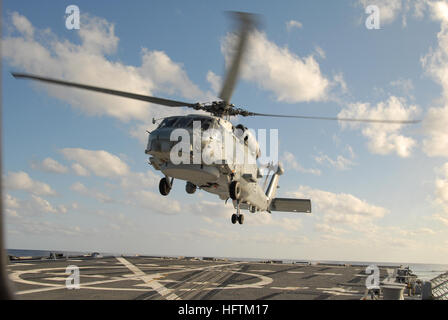 070413-N-2735T-195 - i piloti di elicottero squadrone Anti-Submarine luce (HSL) 46 eseguire 'touch and go's" a bordo della USS Bainbridge (DDG 96). HSL-46 e la Bainbridge sono sul loro modo di partecipare al Guerriero di Nettuno corso di formazione, che metterà alla prova la interoperabilità della NATO le forze della coalizione. US Navy photo by Mass Communication Specialist Seaman Coleman Thompson. Navy US 070413-N-2735T-195 i piloti di elicottero squadrone Anti-Submarine luce (HSL) 46 eseguire Foto Stock