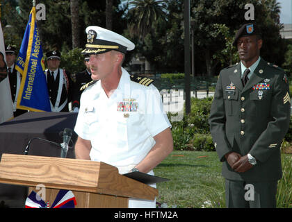 070414-N-6357K-004 SAN DIEGO (14 aprile 2007) Ð Cmdr. Jeffrey Beaty, Base Navale di Point Loma delegato, offre le osservazioni di apertura per il 710th ArmyÕs Ordnance Company, l'eliminazione degli ordigni esplosivi (EOD) memorial dedizione tenutosi presso il Lincoln alloggiamento Militare di San Diego. La lapide commemorativa è dedizione per onorare tre 710th EOD soldati e uno delle forze speciali Medic militare ucciso in azione (KIA) il 15 aprile 2002, in Afghanistan durante l'Operazione Enduring Freedom. Il 710th Ordnance società è attualmente di stanza presso la base navale di Point Loma, precedentemente Fort Rosecrans fino a quando girato per il Foto Stock