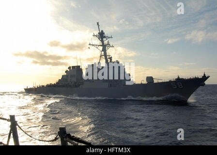 070414-N-2735T-125 OCEANO ATLANTICO (14 aprile 2007) Ð missile destroyer USS Laboon (DDG 58) tira fino al fianco di USS Bainbridge (DDG 96) durante la manovra di esercizi in Atlantico. Laboon e Bainbridge sono entrambi in transito a partecipare al Guerriero di Nettuno corso di formazione, che metterà alla prova la interoperabilità della NATO le forze della coalizione. Stati Uniti Foto di Marina di Massa Specialista comunicazione Seaman Coleman Thompson (rilasciato) Navy US 070414-N-2735T-125 missile destroyer USS Laboon (DDG 58) tira fino al fianco di USS Bainbridge (DDG 96) durante gli esercizi di manovra in Atlantico Foto Stock