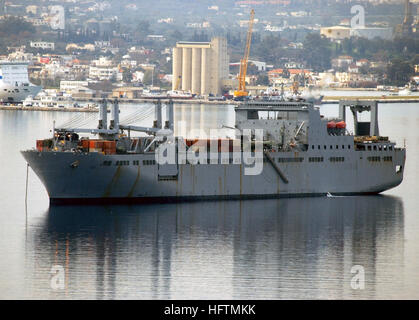 040120-N-0780F-015 Souda Bay, Creta, Grecia (GEN. 20, 2004) -- Il militare Sealift Command (MSC) grande, medio-veloce roll-on/roll-off nave USNS Bob Hope (T-AKR 300) si trova in corrispondenza di ancoraggio nel porto di Souda durante una breve visita di porta. Il 950-piede vaso viene chiamato con il nome del leggendario intrattenitore americano Bob Hope, che instancabilmente lavorato con le Nazioni Organizzazione del Servizio (OSU) per sollevare il morale delle truppe degli Stati Uniti in tutto il mondo per più di cinquant'anni. Stati Uniti Navy foto di Paul Farley. (Rilasciato) USNS Bob Hope (T-AKR 300) in corrispondenza di ancoraggio nel porto di Souda Foto Stock