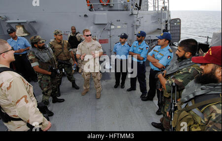 070423-N-5169H-134 Golfo Persico (23 aprile 2007) - a bordo del missile destroyer USS Preble (DDG 88), la Guardia Costiera di artigliare il compagno di prima classe nobili Taylor debriefs Pakistan Navy Ship (PN) Shahjahan (DD 186) Membri di equipaggio, kuwaitiane funzionari e Preble marinai dopo una proficua visita, scheda, ricerca e sequestro (VBSS) formazione evoluzione durante l'esercizio Arabian sfida 2007. Arabian Sfida il mondo è la più grande miniera di esercizio di contromisura per riunire gli sforzi di 14 paesi e 16 navi. Stati Uniti Foto di Marina di Massa lo specialista di comunicazione 2a classe Marcos T. Hernandez (rilasciato) Noi Na Foto Stock