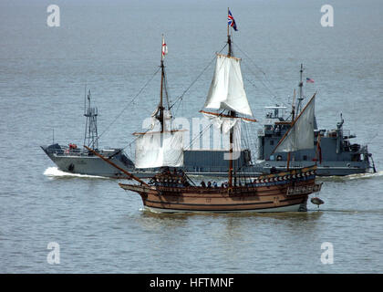 070424-N-2100S-061 Newport News, Va. (24 aprile 2007) - una marina nave pattuglia fissa l'acqua intorno ad uno dei tre repliche di Jamestown Settlement navi, la costante di Susan, addio, e scoperta come il transito delle navi il James River. Il fondo scala riproduzioni di navi che portavano l'America la prima permanente di coloni inglesi a Virginia nel 1607 sono in Hampton Roads per l'inizio del loro viaggio fino il James River al sito dell'insediamento originale, un evento di firma di America's quattrocentesimo anniversario in maggio. Stati Uniti Foto di Marina di Massa Specialista comunicazione marinaio DAV Foto Stock