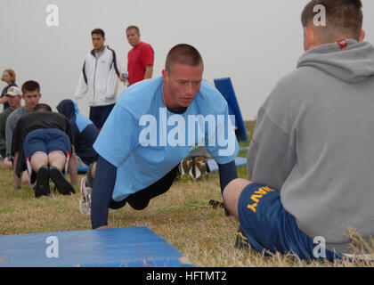 070426-N-4459K-087 FORT MONROE, Va. (26 aprile 2007) - Da elettricista, Mate 2a classe Mark E. Ward esegue pushups come parte della PCU George H. W. BUSH (CVN 77) 2007 Primavera Fisica valutazione. U.S Navy foto di comunicazione di massa specialista di prima classe Antonio M. Koch (rilasciato) Navy US 070426-N-4459K-087 da elettricista, Mate 2a classe Mark E. Ward esegue pushups come parte della PCU George H. W. BUSH (CVN 77) 2007 Primavera fisico Valutazione Fitness Foto Stock