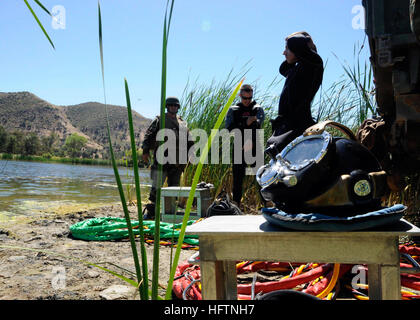 080823-N-9584H-058 FORT HUNTER LIGGETT, California (Agosto 23, 2008) Seabee divers preparare per le operazioni in un recupero sottomarino sito del progetto durante il funzionamento del cuscinetto 2008 duello a Fort Hunter Liggett. Due subacquei dal subacqueo del team di costruzione (UCT) 2 ricerca sul fondo di un serbatoio per un crash unmanned airborne veicolo durante questa parte dell'esercitazione. (U.S. Foto di Marina di Massa Specialista comunicazione marinaio apprendista Ernesto Hernandez Fonte/RILASCIATO) Navy US 080823-N-9584H-058 Seabee divers preparare per le operazioni in un recupero sottomarino sito del progetto durante il funzionamento il cuscinetto Foto Stock