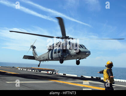 070514-N-5033P-194 OCEANO ATLANTICO (14 maggio 2007) Ð un marinaio guide un MH-60S Seahawk assegnato ad un elicottero di combattimento del mare (HSC) 22 sul ponte di volo a bordo di un assalto anfibio nave USS Kearsarge (LHD 3). Kearsarge e avviato 22 Marine Expeditionary Unit stanno conducendo la loro formazione composita dell'Unità Esercizio in Oceano Atlantico. Stati Uniti Foto di Marina di Massa Specialista comunicazione marinaio Derek Poole (rilasciato) Navy US 070514-N-5033P-194 un marinaio guide un MH-60S Seahawk assegnato ad un elicottero di combattimento del mare (HSC) 22 sul ponte di volo a bordo di un assalto anfibio nave USS Kearsarge (LHD 3) Foto Stock