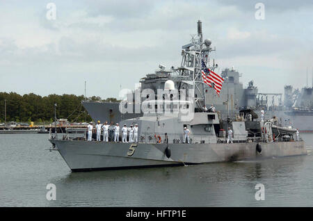 Arco di Porta vista che mostra i marinai manning le rotaie a bordo della US Navy (USN) Classe a ciclone, difesa costiera, nave USS TYPHOON (PC 5) come ottenere in corso nel porto di Little Creek Amphibious Base, Virginia (VA) per un mese 18 distribuzione con la USS SIROCCO (PC 6). Queste navi verranno distribuiti in avanti per diciotto mesi mentre gli equipaggi sono scambiati ogni sei mesi. Questo 'equipaggio swap' iniziativa aumenta la marina della presenza in avanti fornendo un extra di 90 giorni sulla stazione di tempo per nave durante il soggiorno di navi distribuito per diciotto mesi. USS Typhoon (PC-5) Foto Stock