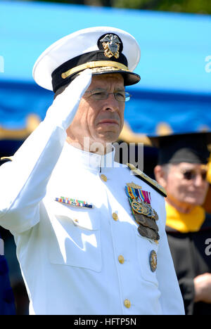 070521-N-0696M-055 Annapolis, Md. (21 maggio 2007) - Capo di operazioni navali (CNO) Adm. Mike Mullen è una revisione ufficiale il 2007 dedizione Parade presso l'Accademia Navale degli Stati Uniti. Il primo solenne parata di commissionare settimana onori accademia e si concluderà con la laurea al Navy-Marine Stadium venerdì 25 maggio. Stati Uniti Foto di Marina di Massa lo specialista di comunicazione 1a classe Ciad J. McNeeley (rilasciato) Navy US 070521-N-0696M-055 Capo di operazioni navali (CNO) Adm. Mike Mullen è una revisione ufficiale il 2007 dedizione Parade presso l'Accademia Navale degli Stati Uniti Foto Stock