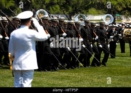 070521-N-0696M-105 Annapolis, Md. (21 maggio 2007) - Capo di operazioni navali (CNO) Adm. Mike Mullen è una revisione ufficiale il 2007 dedizione Parade presso l'Accademia Navale degli Stati Uniti. Il primo solenne parata di commissionare settimana onori accademia e si concluderà con la laurea al Navy-Marine Stadium venerdì 25 maggio. Stati Uniti Foto di Marina di Massa lo specialista di comunicazione 1a classe Ciad J. McNeeley (rilasciato) Navy US 070521-N-0696M-105 Capo di operazioni navali (CNO) Adm. Mike Mullen è una revisione ufficiale il 2007 dedizione Parade presso l'Accademia Navale degli Stati Uniti Foto Stock