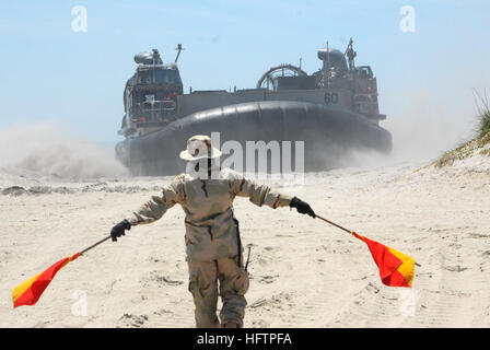 070527-N-1831S-083 ONSLOW Beach, Carolina del Nord (27 maggio 2007) - Un marinaio assegnato a Beachmaster due onde una Landing Craft Air Cushion a terra. Assault Craft quattro unità (ACU-4) e ventiduesima MEU sta partecipando in unità combinata di esercitazione con Kearsarge Expeditionary Strike gruppo in preparazione per la loro prossima distribuzione. Stati Uniti Foto di Marina di Massa Specialista comunicazione marinaio Ash grave (rilasciato) Navy US 070527-N-1831S-083 un marinaio assegnato a Beachmaster due onde una Landing Craft Air Cushion a terra Foto Stock