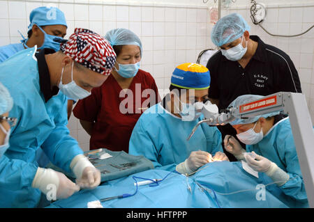 070603-N-2296G-057 ISABELA, Filippine (Giugno 3, 2007) - U. S. Navy Cmdr. David Lu esegue delicato chirurgia per cataratta di un paziente mentre i membri della marina militare filippino team medico, insieme con gli Stati Uniti Navy infermieri e ospedale corpsman assistere e osservare. La chirurgia della cataratta è un servizio fornito da un medico azione civica progetto (MEDCAP) tenutasi a due diverse posizioni in Isabela. Il filippino e usa il team di cataratta purché il no-procedura di costo a Basilan Ospedale generale durante la cooperazione a galla la prontezza e la formazione (Carati) esercizio serie. Stati Uniti Navy foto di comunicazione di massa spe Foto Stock