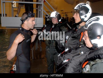 070626-N-6247M-003 Whidbey Island, nello Stato di Washington (26 giugno 2007) - Navy Diver 2a classe Jarret Fielder, da Eugene, Ore., va oltre le procedure di sicurezza con Boy Scout prima di utilizzare il paracadute per evitare sistema di districamento. Whidbey IslandÕs Aviation Survival Training Center (ASTC) ospitato Boy Scout di avventurarsi equipaggio 69 fuori di Mosè Lago, nello Stato di Washington Gli Scout addestrata utilizzando il paracadute su simulatore di acqua, paracadute avoidance sistema di districamento, paracadute che trascina il trainer, elicottero paranco, ridotta di ossigeno per la respirazione del dispositivo e la realtà virtuale del paracadute di discesa trainer durante la loro visita a ASTC. Stati Uniti Foto Stock