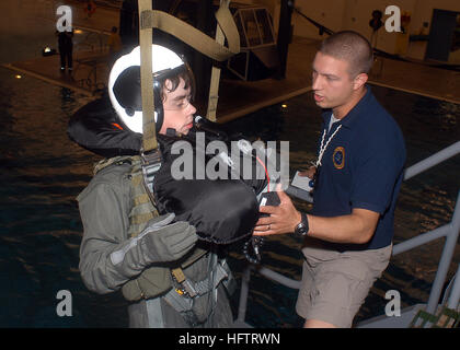 070626-N-6247M-001 Whidbey Island, nello Stato di Washington (26 giugno 2007) - Ospedale Corpsman 2a classe Brandon McMahan, da Indianapolis, controlla il cablaggio di sicurezza di un boy scout sul paracadute sopra acqua torre del simulatore. Whidbey IslandÕs Aviation Survival Training Center (ASTC) ospitato Boy Scout di avventurarsi equipaggio 69 fuori di Mosè Lago, nello Stato di Washington Gli Scout addestrata utilizzando il paracadute su simulatore di acqua, paracadute avoidance sistema di districamento, paracadute che trascina il trainer, elicottero paranco, ridotta di ossigeno per la respirazione del dispositivo e la realtà virtuale del paracadute di discesa trainer durante la loro visita a ASTC. Stati Uniti Foto di Marina Foto Stock