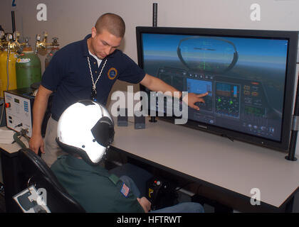 070626-N-6247M-008 Whidbey Island, nello Stato di Washington (26 giugno 2007) - Ospedale Corpsman 2a classe Brandon McMahan, da Indianapolis, mostra un Boy Scout il simulatore di aeromobile utilizzato con ossigeno ridotto dispositivo di respirazione (ROBD). Whidbey IslandÕs Aviation Survival Training Center (ASTC) ospitato Boy Scout di avventurarsi equipaggio 69 fuori di Mosè Lago, nello Stato di Washington Gli Scout addestrata utilizzando il paracadute su simulatore di acqua, paracadute avoidance sistema di districamento, paracadute che trascina il trainer, elicottero paranco, ridotta di ossigeno per la respirazione del dispositivo e la realtà virtuale del paracadute di discesa trainer durante la loro visita a ASTC. Stati Uniti Navy p Foto Stock