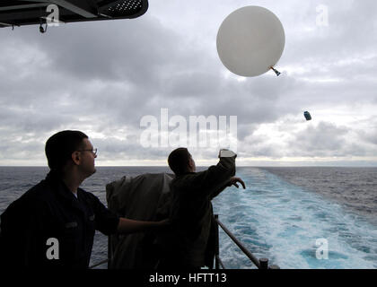 070628-N-7981ES-056 OCEANO PACIFICO (28 giugno 2007) - Aérographe compagno del 3° di classe Doron aneto e aérographe's Mate Airman Shane Green lanciare un palloncino meteo off il fiocco di Nimitz-class portaerei USS Abraham Lincoln (CVN 72). Lincoln è conduzione di esperimenti in mare dopo un periodo di nove mesi di un bacino di carenaggio prevista disponibilità incrementale a Puget Sound Naval Shipyard a Bremerton, nello Stato di Washington Prove in mare si prova sistemi LincolnÕs ed equipaggio in preparazione per il loro ritorno alla piena capacità operativa di stato. Stati Uniti Foto di Marina di Massa lo specialista di comunicazione di terza classe James R. Evans (rilasciato) US Navy 07 Foto Stock