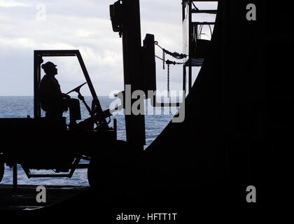 070628-N-7981ES-165 OCEANO PACIFICO (28 giugno 2007) - Aviazione di Boatswain Mate (movimentazione) terza classe Matthew Newell utilizza un carrello elevatore a forche e tenere premuto su una piattaforma di pittura al di sotto di un ascensore a bordo Nimitz-class portaerei USS Abraham Lincoln (CVN 72). Lincoln è conduzione di esperimenti in mare dopo un periodo di nove mesi di un bacino di carenaggio prevista disponibilità incrementale a Puget Sound Naval Shipyard a Bremerton, nello Stato di Washington Prove in mare si prova sistemi LincolnÕs ed equipaggio in preparazione per il loro ritorno alla piena capacità operativa di stato. Stati Uniti Foto di Marina di Massa lo specialista di comunicazione di terza classe James R. Evans (rilasciato) Foto Stock