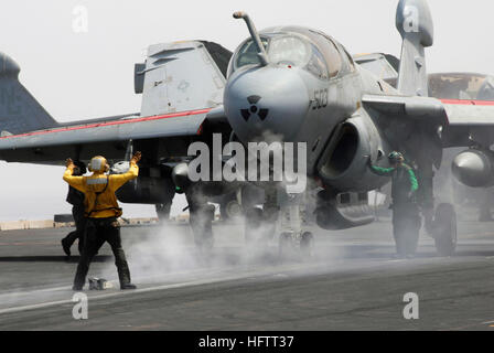 070629-N-3729H-084 Golfo Persico (29 giugno 2007) - Un EA-6B Prowler, assegnato al "giacche gialle' di Attacco Elettronico Squadron (VAQ) 138, è diretto sulla catapulta prima di lanciare off il ponte di volo di Nimitz-class portaerei USS John C. Stennis (CVN 74). Stennis e Carrier aria Wing (CVW) 9 sono su una distribuzione programmata a sostegno della guerra globale al terrorismo e operazioni marittime. Stati Uniti Foto di Marina di Massa lo specialista di comunicazione di terza classe Jon Hyde (rilasciato) Navy US 070629-N-3729H-084 un EA-6B Prowler, assegnato per le giacche gialle di Attacco Elettronico Squadron (VAQ) 13 Foto Stock