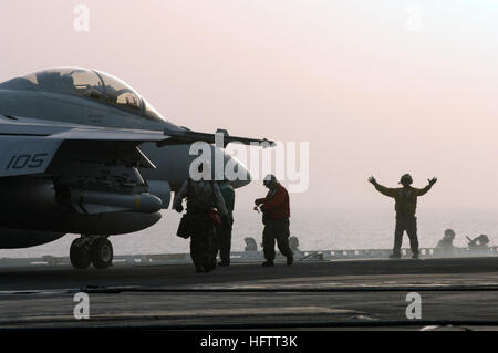070629-N-3729H-030 Golfo Persico (29 giugno 2007) - Un'F/A-18F Super Hornet, assegnato al 'Cavalieri Neri' di Strike Fighter Squadron (VFA) 154, è diretta ad una catapulta prima del lancio dal ponte di volo di Nimitz-class portaerei USS John C. Stennis (CVN 74). Stennis e Carrier aria Wing (CVW) 9 sono su una distribuzione programmata a sostegno della guerra globale al terrorismo e operazioni marittime. Stati Uniti Foto di Marina di Massa lo specialista di comunicazione di terza classe Jon Hyde (rilasciato) Navy US 070629-N-3729H-030 un F-A-18F Super Hornet, assegnato ai Cavalieri Neri di Strike Fighter Squadron (VF Foto Stock
