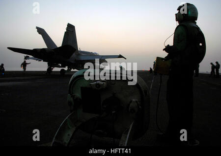 070629-N-3729H-225 Golfo Persico (29 giugno 2007) - Un'F/A-18C Hornet, assegnato al "i diamanti blu' di Strike Fighter Squadron (VFA) 147, lancia off il ponte di volo di Nimitz-class portaerei USS John C. Stennis (CVN 74). Stennis e Carrier aria Wing (CVW) 9 sono su una distribuzione programmata a sostegno della guerra globale al terrorismo e operazioni marittime. Stati Uniti Foto di Marina di Massa lo specialista di comunicazione di terza classe Jon Hyde (rilasciato) Navy US 070629-N-3729H-225 un F-A-18C Hornet, assegnato per i diamanti blu di Strike Fighter Squadron (VFA) 147, lancia off il ponte di volo di Nimitz-cl Foto Stock