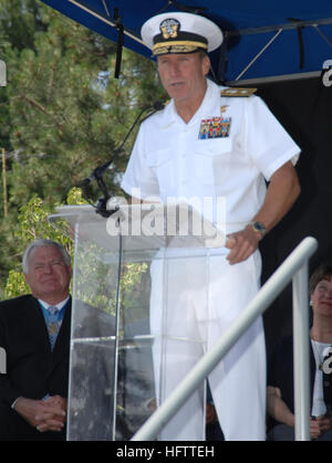 070704-N-6402M-002 LITTLETON, Colo. (Luglio 4, 2007) - Comandante, Naval Special Warfare Command, posteriore Adm. Giuseppe D. indirizzi Kernan 3000 i partecipanti nel corso delle cerimonie condotte al Danny Dietz Memorial dedizione, West Berry Park. ÒPetty Officer Dietz ha dato la sua vita in modo disinteressato al servizio della nostra nazione. A nome degli Stati Uniti Navy SEALs, siamo orgogliosi di chiamare lui fratello e sarà per sempre onore il suo spirito guerriero e sacrificio.Ó detto Kernan. Òthis statua è più di un omaggio ad un uomo che è un ricordo permanente dell'onore, coraggio e impegno Danny e tutti i suoi compagni di squadra incarnano.Ó la dieta Foto Stock