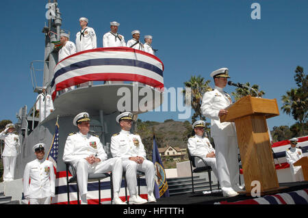 070712-N-0946B-004 SAN DIEGO (12 luglio 2007) - Cmdr. Scott Swehla, comandante della Los Angeles-class attack submarine USS Asheville (SSN 758), parla al podio per il suo cambiamento di cerimonia di comando. L'evento ha avuto luogo presso la USS Roncador memoriale sulla base navale di Point Loma. La Cmdr. Brodie Berkhout alleviato Swehla come Comandante durante la cerimonia. Stati Uniti Foto di Marina di Massa lo specialista di comunicazione 1a classe Kristina Brockman (rilasciato) Navy US 070712-N-0946B-004 della Cmdr. Scott Swehla, comandante della Los Angeles-class attack submarine USS Asheville (SSN 758), parla al podiu Foto Stock