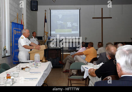 070712-N-0318S-003 MOUNT CLEMENS, Mich (12 luglio 2007) - Vice Adm. Terrance Etnyre, comandante della superficie navale vigore, U.S. Flotta del Pacifico, parla al Mount Clemens Rotary Club circa il militaryÕs spostando la messa a fuoco in tutto il mondo. Etnyre è programmato per molti interventi in pubblico in tutta Detroit Navy settimana. Marina di Detroit settimana è uno dei 26 Navy settimane previsto attraverso l'America nel 2007. Navy settimane sono progettati per mostrare gli americani gli investimenti che hanno fatto nel loro marina e aumentare la consapevolezza in città che non hanno una significativa presenza della Marina. Stati Uniti Navy foto di comunicazione di massa Specialis Foto Stock