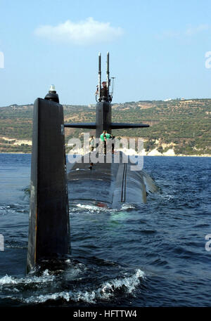 A poppa su vista che mostra US Navy (USN) marinai manning una fesa guarda a bordo del Los Angeles attacco Classe sommergibile USS Newport News (SSN 750), così come della partenza della nave al porto di Souda Bay, Creta, Grecia A seguito di una visita porta USS Newport News SSN-750 Ott04 Aft Foto Stock