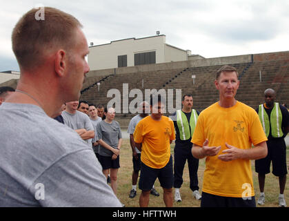 070719-N-2100S-120 Newport News, Va. (19 luglio 2007) - Capt. Ted Carter parla al chief sottufficiali e prima classe sottufficiali a bordo Nimitz-class portaerei USS Carl Vinson (CVN 70) circa il significato della shipÕs capi in formazione Mentoring programma dopo un allenamento fisico. Membri Vinson i capi pasticcio sono mentoring la prima classe sottufficiali, per garantire che siano pronti per le sfide una volta promosso Chief petty officer. Vinson sta subendo la sua refuelling prevista revisione complessa a Northrop Grumman Newport News shipyard. Stati Uniti Navy foto di comunicazione di massa Sp Foto Stock