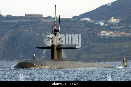 Porta vista di prua che mostra US Navy (USN) marinai manning una fesa guarda a bordo del Los Angeles attacco Classe sommergibile USS Newport News (SSN 750), così come della partenza della nave al porto di Souda Bay, Creta, Grecia A seguito di una visita di porta. USS Newport News SSN-750 Ott04 port Foto Stock