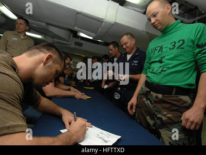 070713-N-8923M-164 OCEANO ATLANTICO (13 luglio 2007) - Ultimate Fighting Championship (UFC) fighter ricco Franklin segni il suo nome per un marinaio durante una sessione di autografi sul disordine dei ponti a bordo Nimitz-class portaerei USS Harry Truman (CVN 75 Dr. Michael Gervais, presidente di Pinnacle Performance Center, Inc.; UFC fighters ricca di Franklin e Mike Pyle; e UFC arbitro 'Big' John McCarthy ha visitato il Truman per due giorni per aiutare ad aumentare il morale per i marinai. Truman è in corso nell'Oceano Atlantico che partecipano alla formazione composita dell'Unità Esercizio (COMTUEX) in preparazione per la deplo Foto Stock