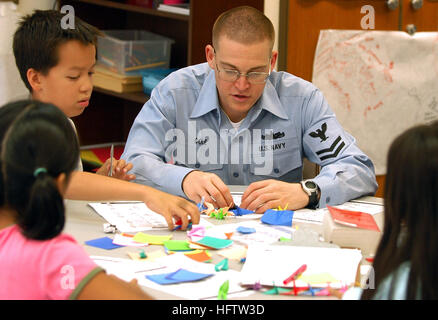 070718-N-0807W-035 Sasebo, Giappone (18 luglio 2007) - Gli studenti provenienti da Jack N. Darby Scuola Elementare imparare e costruire origami giapponese gru come un gesto simbolico verso la pace. Le gru sono parte di un più ampio sforzo di fare mille gru, che la cultura giapponese ha definito come un numero della fase cardine nell'esprimere sentimenti di pace e buona fortuna. Le gru saranno consegnate entro questo mese a Nagasaki il Parco della Pace. Stati Uniti Foto di Marina di Massa lo specialista di comunicazione 2a classe Joshua J. Wahl (rilasciato) Navy US 070718-N-0807W-035 studenti da Jack N. Darby Scuola Elementare imparare e costruire Foto Stock