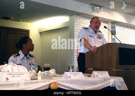 070717-N-1328S-002 Coronado, California (Luglio 17, 2007) - Comandante della United States Coast Guard Adm. Thad W. ALLEN parla a Navy, Marine Corps e Guardia Costiera funzionari nel corso della trentacinquesima nazionali annuali ufficiali navali Association (NNOA) lo sviluppo professionale e la formazione conferenza. La conferenza si tiene ogni anno, contribuendo a sviluppare e coltivare i leader militari. Stati Uniti Foto di Marina di Massa lo specialista di comunicazione 2a classe James Seward (rilasciato) Navy US 070717-N-1328S-002 Comandante della United States Coast Guard Adm. Thad W. ALLEN parla a Navy, Marine Corps e Guardia Costiera ufficiali assortiti Foto Stock