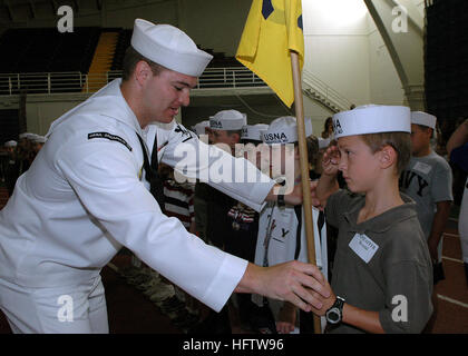 070723-N-5215E-002 Annapolis, Md. (Luglio 23, 2007) - comunicazione di massa specialista di terza classe Christopher Lussier mostra un ragazzo giovane come salutare durante gli Stati Uniti Accademia navale del Centro Visitatori "Navy modo Boot Camp." Il programma, progettato per bambini di età compresa tra i 6 ed i 12, aiuta a promuovere l interesse per la Marina Militare mediante la loro introduzione alla sua cultura, storia e stile di vita. Guidati dal dazio attivi e pensionati i membri del servizio, i bambini imparano trapano militare, la legatura dei nodi, Semaphore e storia navale. Stati Uniti Foto di Marina di Massa Specialista comunicazione Seaman Matthew A. Ebarb (rilasciato) Navy US 070723-N-5215E-002 Com di massa Foto Stock