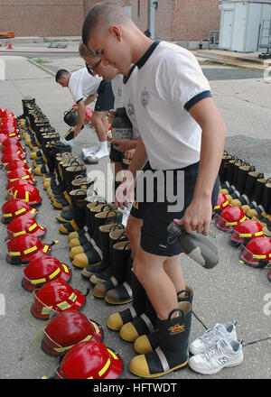 070801-N-5215E-001 Baltimore, Md. (Agosto 1, 2007) - Accademia navale aspiranti guardiamarina don ingranaggio di sicurezza in preparazione per il controllo dei danni alla formazione navale centro di riserva di Baltimora. Ogni anno la academyÕs incoming freshman class prende parte a bordo delle simulazioni di formazione come parte della plebe estate, un sette settimane in fase di addestramento iniziale che aiuta i candidati di transizione dalla civile da vita militare. Stati Uniti Foto di Marina di Massa Specialista comunicazione Seaman Matthew A. Ebarb (rilasciato) Navy US 070801-N-5215E-001 Accademia navale aspiranti guardiamarina don ingranaggio di sicurezza in preparazione per il controllo dei danni della formazione a Naval Reser Foto Stock