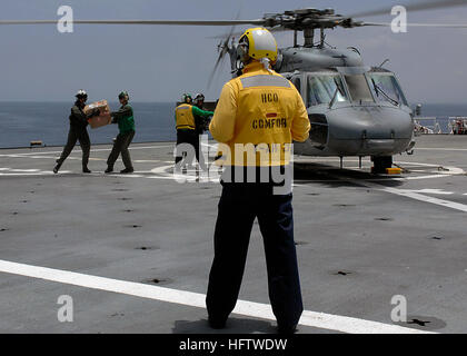 070724-N-6278K-052 OCEANO PACIFICO (24 luglio 2007) - elicottero mare squadrone di combattimento (HSC) 28 personale spostare la posta in arrivo di militari di comando Sealift nave ospedale USNS Comfort (T-AH 20). Il comfort è su quattro mesi di distribuzione di aiuti umanitari per l'America Latina e dei Caraibi a fornire cure mediche ai pazienti in una dozzina di paesi. Stati Uniti Foto di Marina di Massa lo specialista di comunicazione 2a classe Joan E. Kretschmer (rilasciato) Navy US 070723-N-6278K-052 Helicopter Sea Combat Squadron (HSC) 28 personale spostare la posta in arrivo di militari di comando Sealift nave ospedale USNS Comfort (T-AH 20) Foto Stock