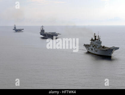 070729-N-0535P-082 OCEANO ATLANTICO (29 luglio 2007) - La Royal Navy invincibile-class portaerei HMS illustre (R 06), e Nimitz-class portaerei USS Harry Truman (CVN 75) e USS Dwight D. Eisenhower (CVN 69 di transito in formazione durante un multi-nave esercizio di manovra nell'Oceano Atlantico. I tre vettori sono attualmente partecipano al funzionamento passo audace dove più di 15.000 membri del servizio da tre paesi coinvolti nelle Joint Task Force Esercizio (JTFX). Stati Uniti Foto di Marina di Massa lo specialista di comunicazione 2a classe Jay C. Pugh (rilasciato) Navy US 070729-N-0535P-082 T Foto Stock