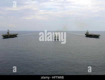 070729-N-0535P-474 OCEANO ATLANTICO (29 luglio 2007) - Nimitz-class portaerei USS Dwight D. Eisenhower CVN (69), a sinistra, USS Harry Truman (CVN 75), a destra il transito in formazione con la Royal Navy invincibile della classe di portaerei HMS illustre (R 06) nell'Oceano Atlantico. I tre vettori sono attualmente partecipano al funzionamento passo audace dove più di 15.000 membri del servizio da tre paesi coinvolti nelle Joint Task Force Esercizio (JTFX). Stati Uniti Foto di Marina di Massa lo specialista di comunicazione 2a classe Jay C. Pugh (rilasciato) Navy US 070729-N-0535P-474 Nimitz-classe aeromobile carrie Foto Stock