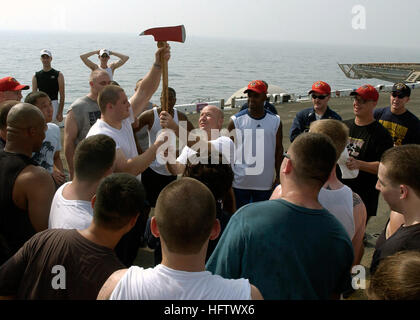 070804-N-8909B-014 Golfo Persico (Agosto 4, 2007) Ð USS Bonhomme Richard (LHD 6) (BHR) Comandante Capt. Neil R. Parrott (a destra), di presenta il controllo dei danni (CC) fuoco olimpico Ax per Aviation Electronics Tecnico 1a classe Raul Padilla, nativo di Los Angeles, come primo premio nella seconda edizione di Olimpiadi di DC. Le Olimpiadi di DC sono tenuti a promuovere un cameratismo e fornire competitiva, a mani sul controllo del danno l'esperienza. Il BHR Expeditionary Strike Group (ESG) è operante negli Stati Uniti Quinta Flotta Area di operazioni e avranno il compito di condurre operazioni marittime (MO). Stati Uniti e forza di coalizione Foto Stock