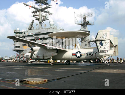 Increspature compaiono lungo la fusoliera di un US Navy (USN) E-2C Hawkeye aeromobile assegnati per il 'Seahawks' di Carrier Airborne Early Warning Squadron 126 (VAW-126), a causa della enorme quantità di coppia e la pressione esercitata sul velivolo mentre atterraggio sul ponte di volo dell'USN classe Nimitz portaerei USS Harry Truman (CVN 75). Il Truman e avviato Carrier aria Wing 3 (CVW-3) sono attualmente in corso nel Golfo Persico fornendo aria vicino sostegno e conduzione di intelligenza, missioni di sorveglianza e ricognizione, a sostegno dell'Operazione Iraqi Freedom. US Navy E-2C Hawkeye carrie Foto Stock