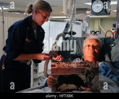 070811-N-6081J-032 OCEANO PACIFICO (Agosto 11, 2007) - Miguel Lopez, un pensionato bull fighter di Trujillo, Perú, visualizza una fotografia di se stesso che combatte contro un toro in Città del Messico adottata nel settembre 1951, come Lt. Megan Zeller, un'unità di terapia intensiva infermiere, si prende cura di lui a bordo militari di comando Sealift nave ospedale USNS Comfort (T-AH 20). Il comfort è su quattro mesi di distribuzione umanitario per l America Latina e i Caraibi fornendo cure mediche ai pazienti in una dozzina di paesi. Stati Uniti Foto di Marina di Massa lo specialista di comunicazione di terza classe Tyler Jones (rilasciato) Navy US 070811-N-6081J-032 Miguel Lo Foto Stock