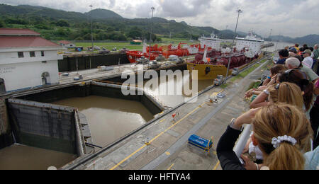 070828-N-1810F-082 PANAMA (Agosto 28, 2007) - visitatori presso l'Oceano Pacifico ingresso del canale di Panama osservare una petroliera in Miraflores Locks, una delle 3 serrature utilizzate per sollevare e abbassare le navi in transito lungo il canale. Civile e le forze militari da 20 paesi parteciperanno Panamax 2007, U.S. Comando Sud giunto e multi-nazionale esercizio di formazione co-sponsorizzato con il governo di Panama, concentrandosi sulla necessità di garantire la difesa del Canale di Panama, uno dei più strategicamente ed economicamente pezzi cruciale delle infrastrutture in tutto il mondo. Stati Uniti Navy foto di comunicazione di massa Speciali Foto Stock