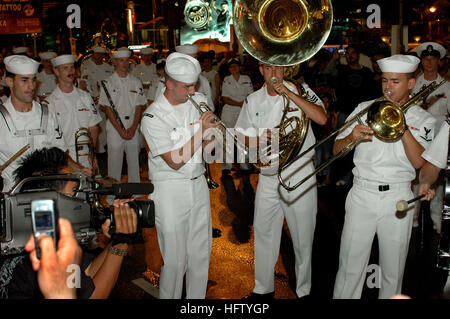 070831-N-5174T-018 Kuala Lumpur, Malesia (Agosto 31, 2007) - i marinai dalla flotta del Pacifico del Dixieland Band eseguire durante una parata di Kuala Lumpur per promuovere la città del prossimo International Tattoo 2007. La manifestazione, prevista per settembre. 6-8, celebrerà il cinquantesimo anniversario della Malaysia l'indipendenza e la funzione internazionale di bande militari provenienti dagli Stati Uniti, della Giordania, Brunei, Francia, India, Repubblica delle Filippine, della Repubblica di Singapore, il Regno di Thailandia, Corea, la Repubblica islamica del Pakistan, il Regno Unito e un Maori gruppo culturale dalla Nuova Zelanda. Stati Uniti Navy Foto Stock